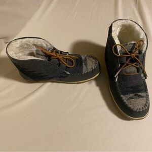 Minnetonka Black and Gray Moccasins/slippers